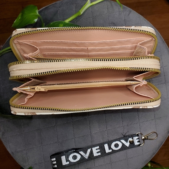 Faux Embroidered Flower Wallet 🌼 🌸 Tan Color - Picture 4 of 10